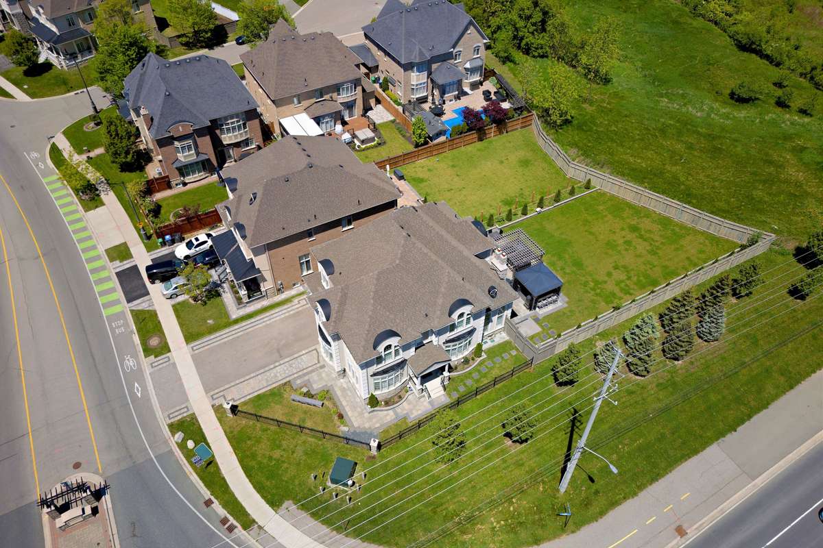 1 Royal West DR, Brampton, ON L6X 2X3