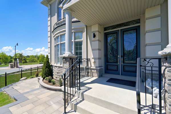 1 Royal West DR, Brampton, ON L6X 2X3