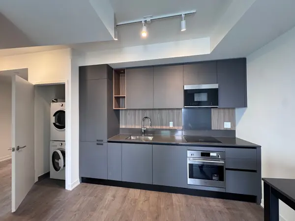 Barrie, ON L4N 1S9,39 Mary ST #2107