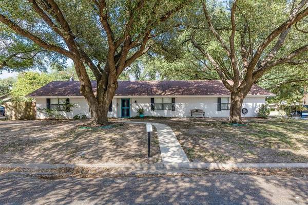 712 E 16th Street,  Cameron,  TX 76520