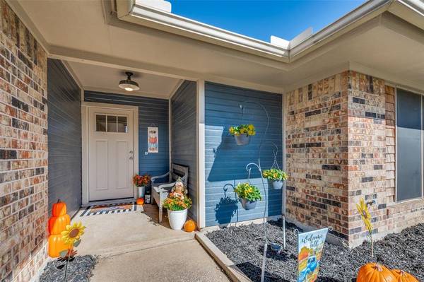 2411 Palo Alto Drive,  Arlington,  TX 76015