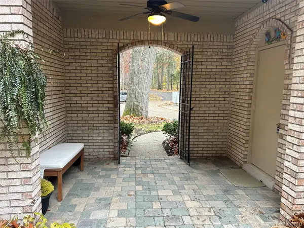 Bloomfield Hills, MI 48304,1285 GREENGLEN CT