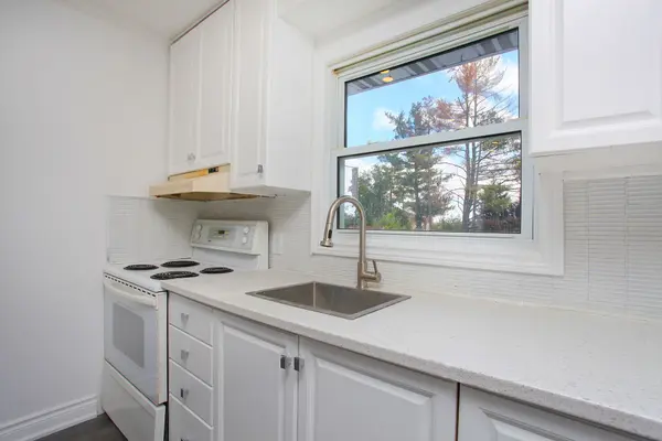 Barrie, ON L4N 9X5,387 Edgehill DR #Main floor