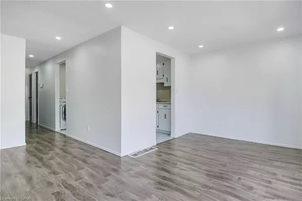 Thorold, ON L2V 4M1,24 Tara CRES #UPPER