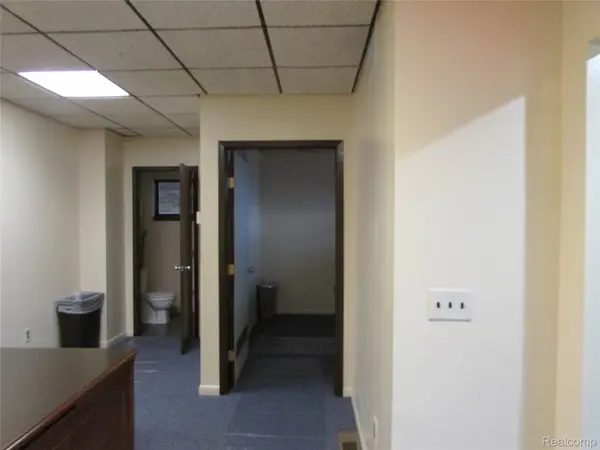 8590 N CANTON CENTER RD, Canton Charter Township, MI 48187