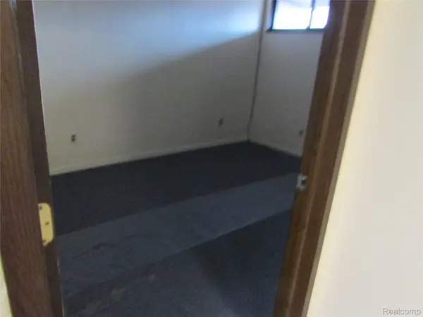 8590 N CANTON CENTER RD, Canton Charter Township, MI 48187