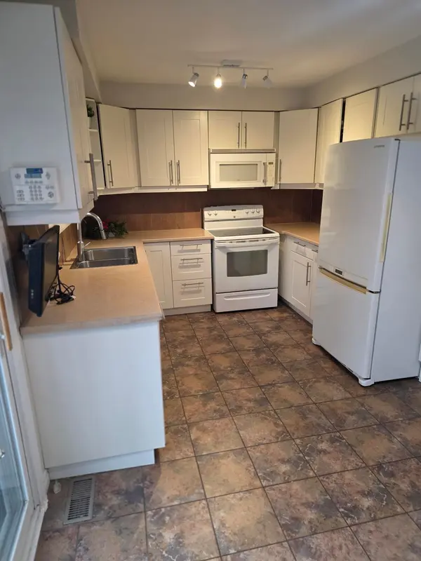 Oakville, ON L6J 7E5,1296 Valerie CRES W