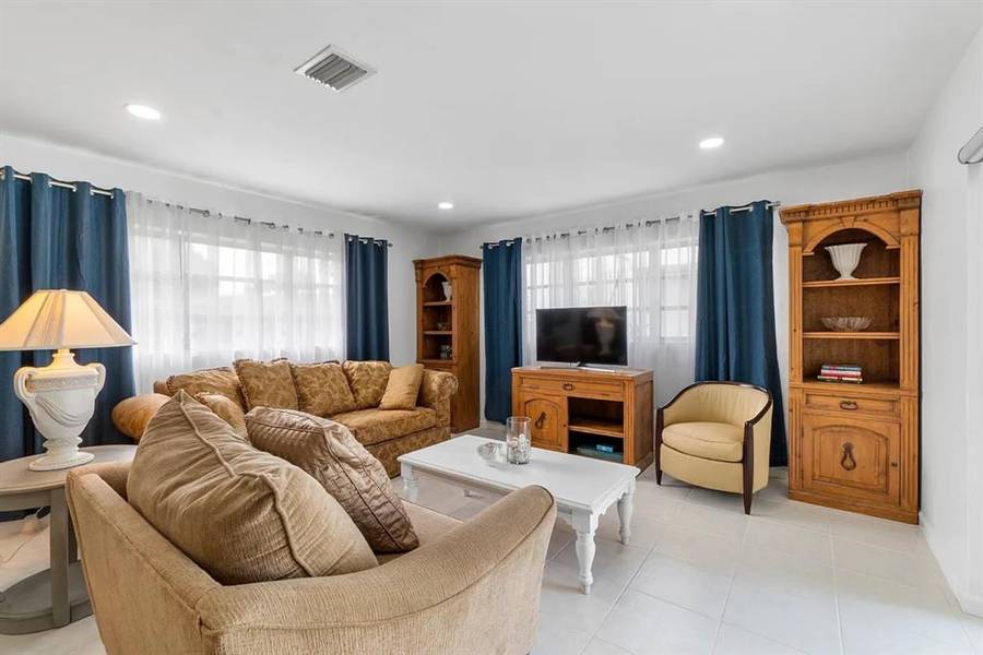 2270 SE 5th St, Pompano Beach, FL 33062