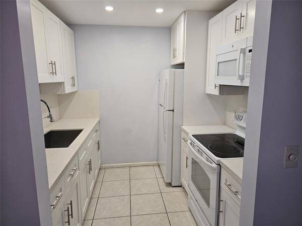 Pembroke Pines, FL 33027,300 SW 134th Way #E211