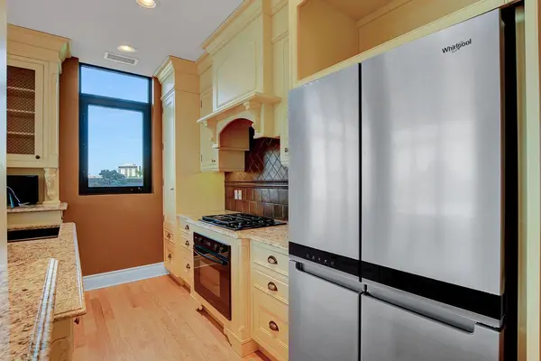 Lower Town - Sandy Hill, ON K1N 1J3,260 Besserer ST #PH2