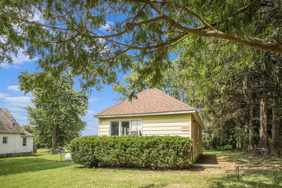 1423 Smith ST, Buchanan, MI 49107