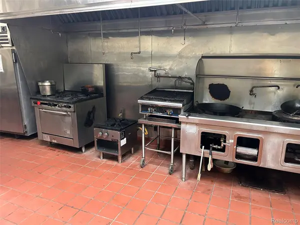 3854 E 13 Mile Road, Warren, MI 48092