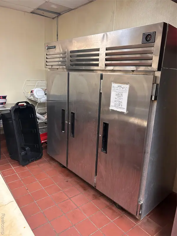 3854 E 13 Mile Road, Warren, MI 48092