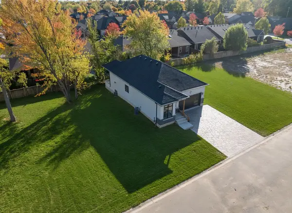 Pelham, ON L3C 3C3,11 Stickles ST