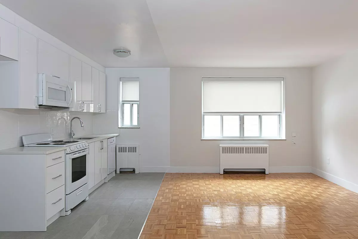 Toronto C11, ON M4G 2Z9,1291 Bayview AVE #203