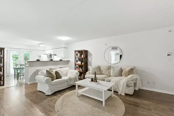 Oakville, ON L6M 4N3,1490 Bishops Gate #305