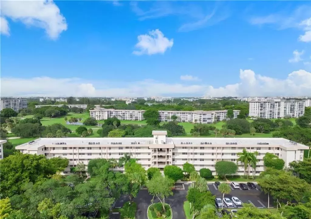 Pompano Beach, FL 33069,3900 Oaks Clubhouse Dr #507