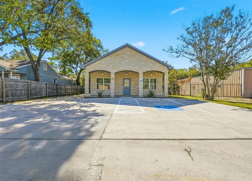 529 Austin Street, Grand Prairie, TX 75051