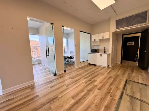 Mississauga, ON L5G 1G7,230 Lakeshore RD E #212