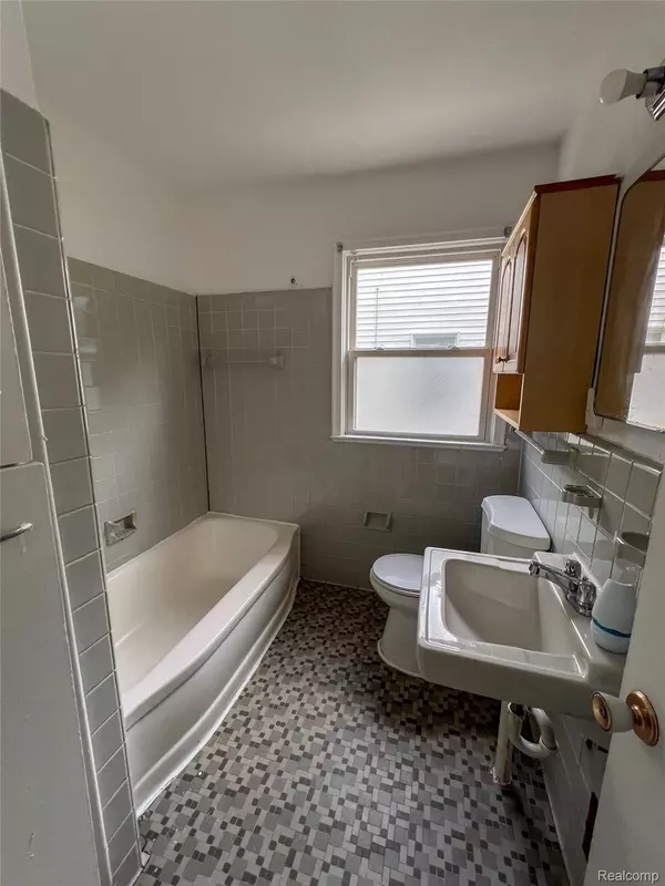 Detroit, MI 48224,17632 Chester ST