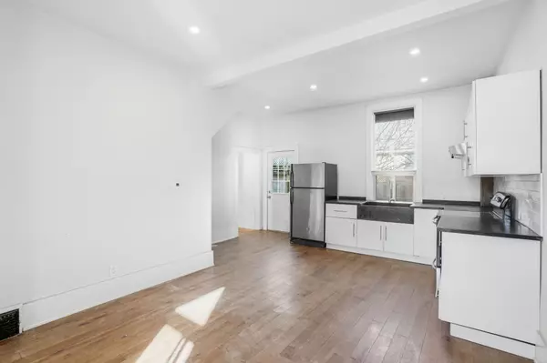 Hamilton, ON L8L 1B2,26 Murray ST W