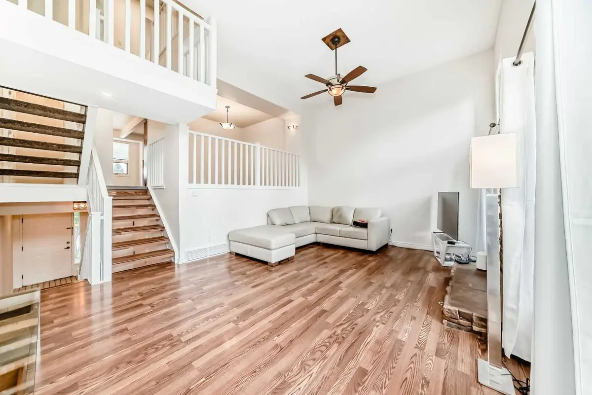 Calgary, AB T2W 3X7,185 Woodridge DR SW #39