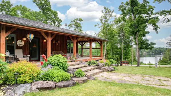 944 Steenburg Lake RD N, Limerick, ON K0L 1W0