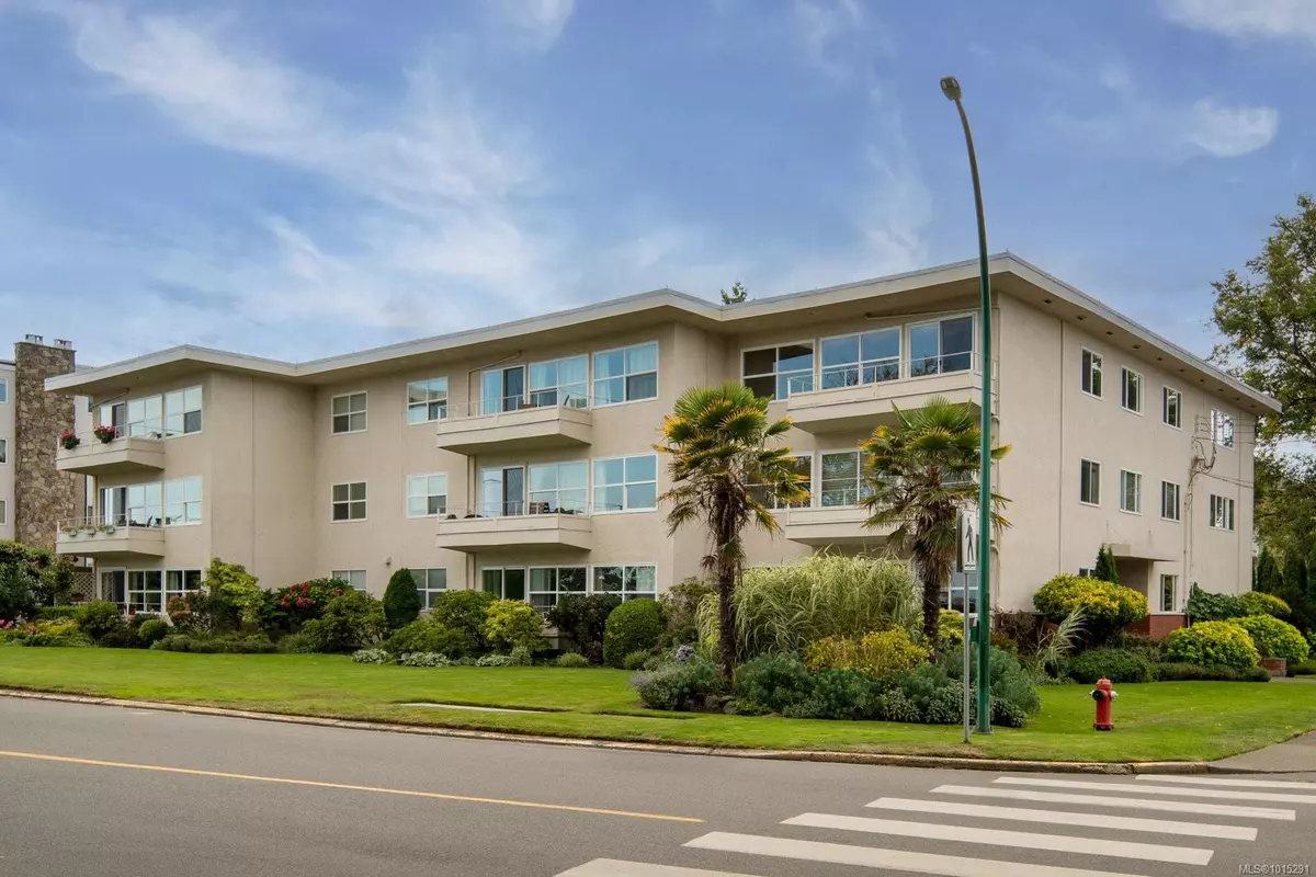 Oak Bay, BC V8S 2N5,1318 Beach Dr #301