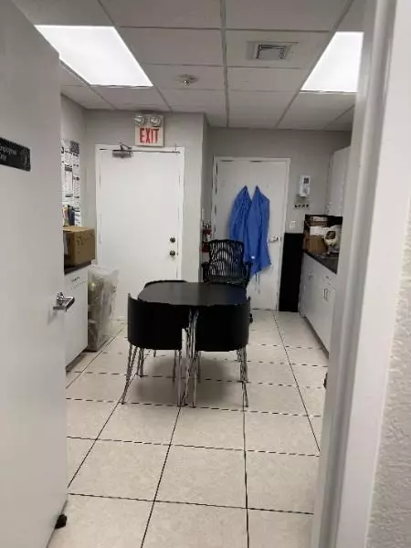 Coral Springs, FL 33065,2801 N University #202