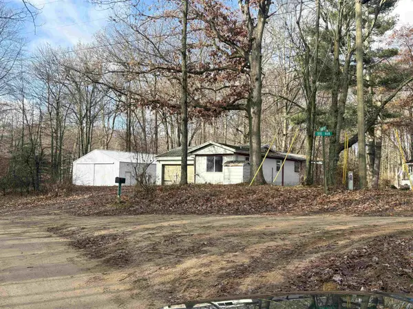 7662 Schaum DR, Weidman, MI 48893