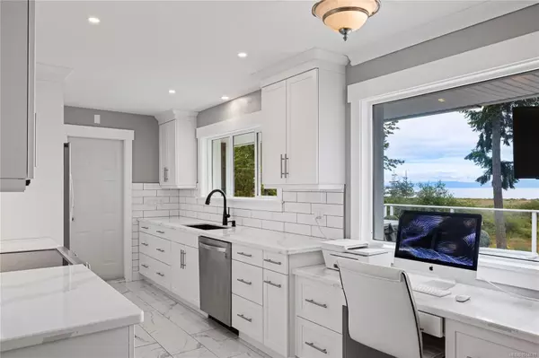 Qualicum Beach, BC V0R 1G0,6445 Island Hwy W