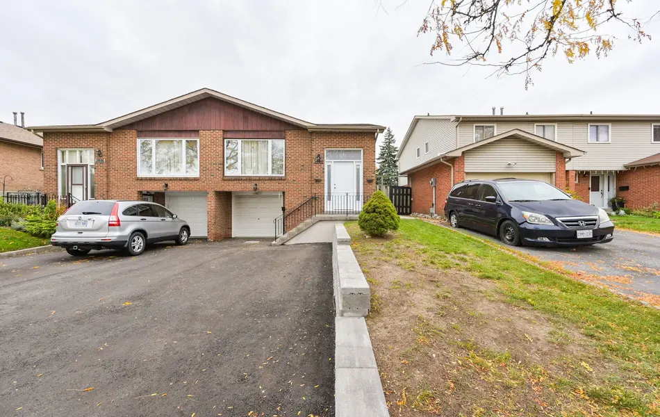 3980 Midhurst LN, Mississauga, ON L4Z 1C7