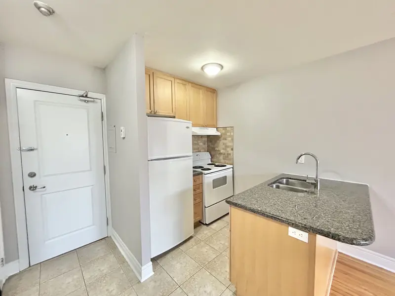 11 Thirty Third ST #303, Toronto W06, ON M8W 3G7