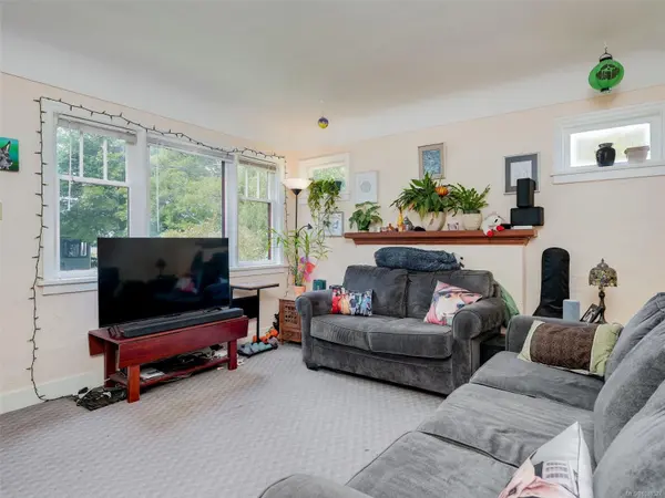 Victoria, BC V8R 4B9,2561 Forbes St