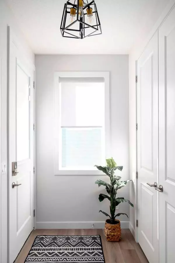 Chestermere, AB T1X 3B7,87 Waterford Mews