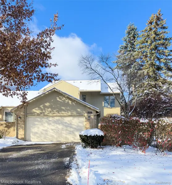 4013 Foxpointe DR, West Bloomfield, MI 48323