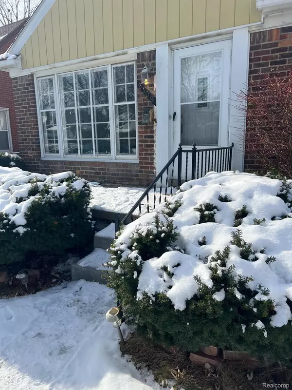 8109 HAZELTON ST, Dearborn Heights, MI 48127