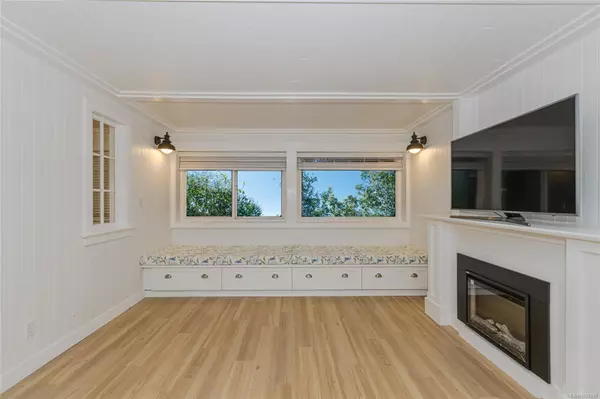 Oak Bay, BC V8S 3G7,2100 Granite St #114