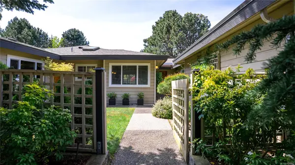 Saanich, BC V8N 5X5,2829 Arbutus Rd #917