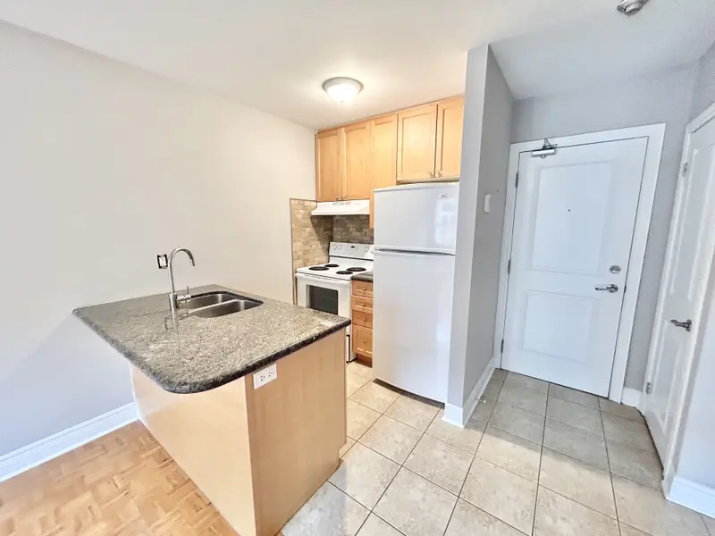 11 Thirty Third ST #304, Toronto W06, ON M8W 3G7