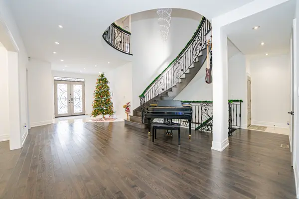 Brampton, ON L6W 1Y7,23 Hillcrest AVE