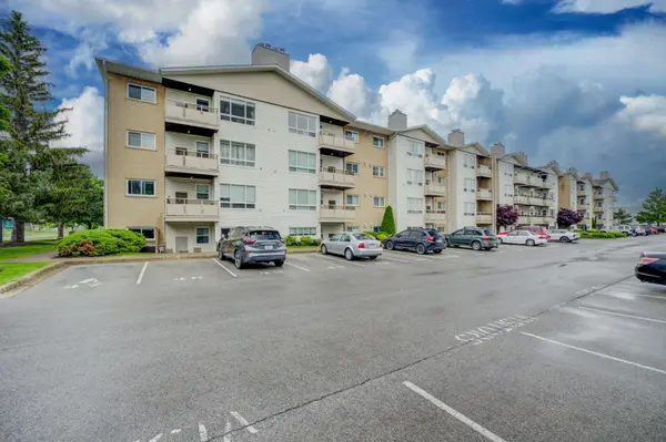 St. Catharines, ON L2M 7W9,78 Roehampton AVE #205