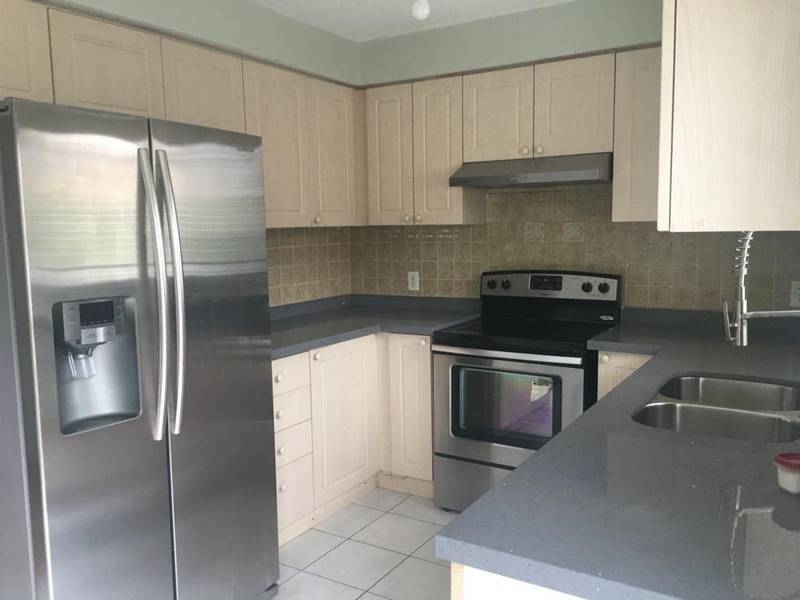 581 Garden WALK #Upper, Mississauga, ON L5W 1W1