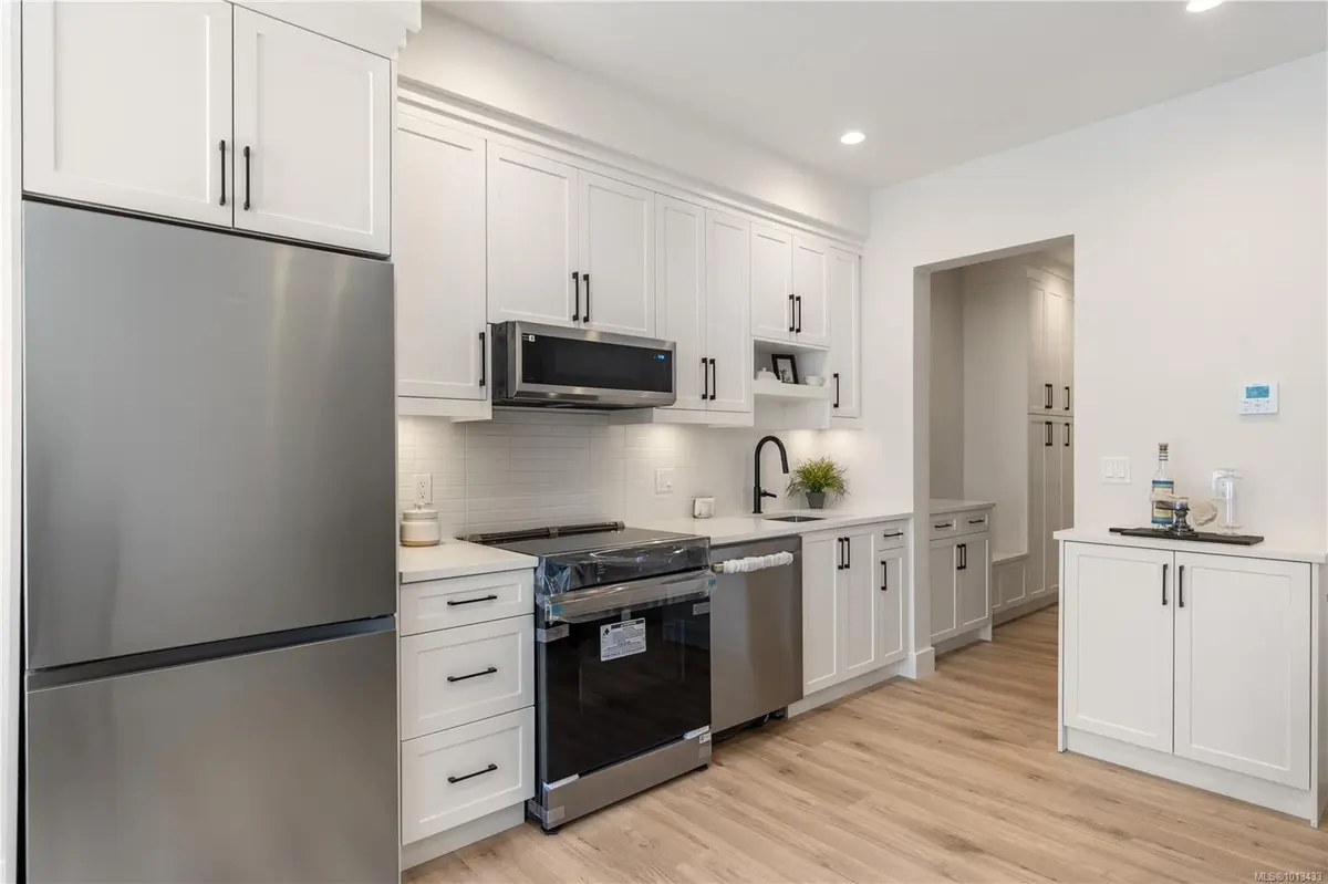 Esquimalt, BC V9A 4X3,910 Old Esquimalt Rd #4