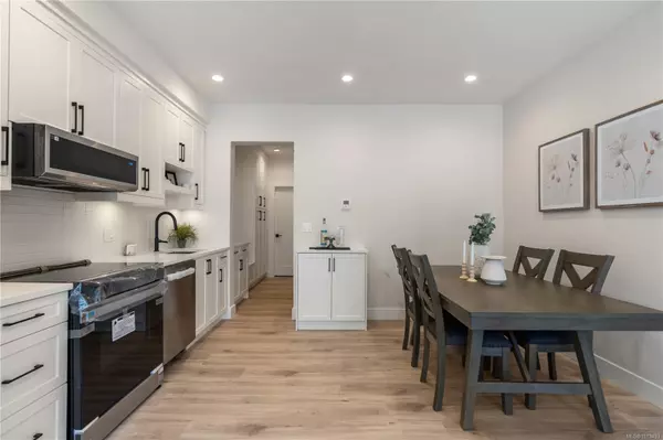 Esquimalt, BC V9A 4X3,910 Old Esquimalt Rd #4