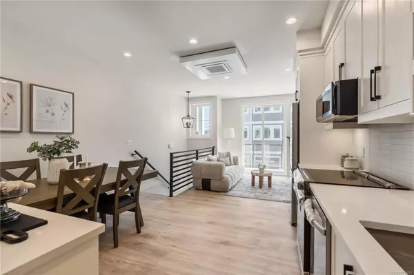 Esquimalt, BC V9A 4X3,910 Old Esquimalt Rd #4