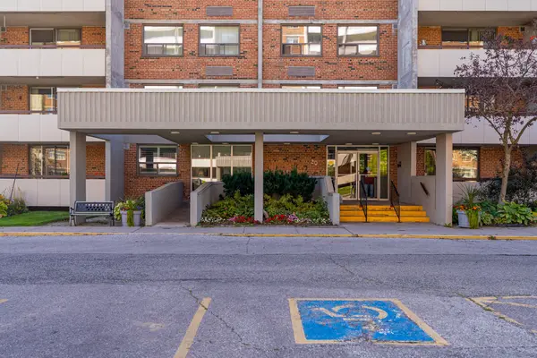 Newmarket, ON L3Y 5V6,20 William Roe BLVD #705