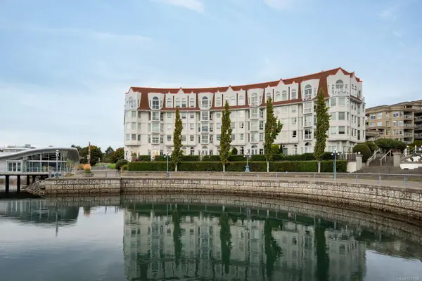 Victoria, BC V9A 7J8,11 Cooperage Pl #203