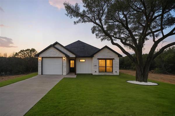 921 Thicket Trail,  Granbury,  TX 76048