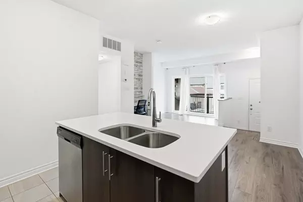 Kanata, ON K2V 0J3,40 Jaguar Private #E